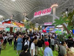 第五届中国国际消费品博览会 海口市副市长冯勇莅临南国食品展位参观指导